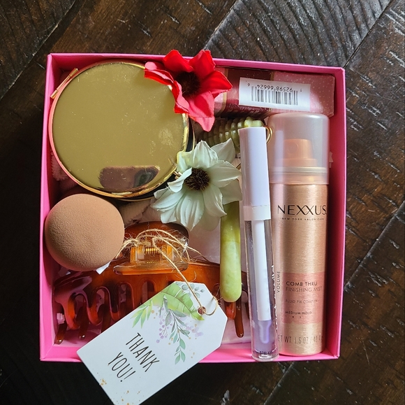 GIFT BOX 💆‍♀️🎀 - Picture 3 of 5